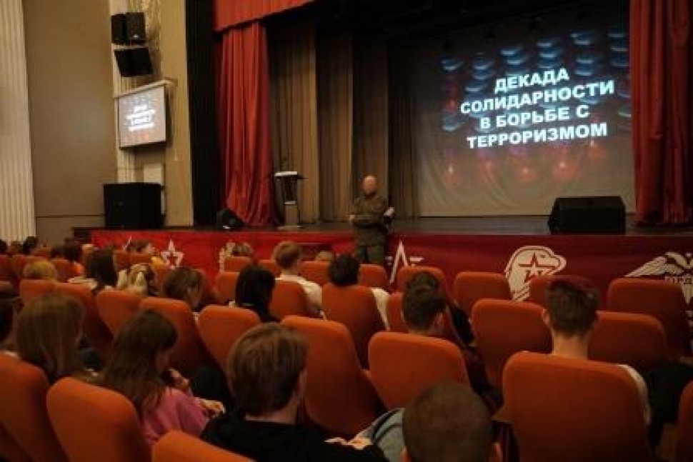 Сотрудник Управления Росгвардии по Архангельской области и школьники в формате диалога обсудили тему антитеррора 